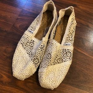 Women’s Lace Toms Shoes Size 8 NEW